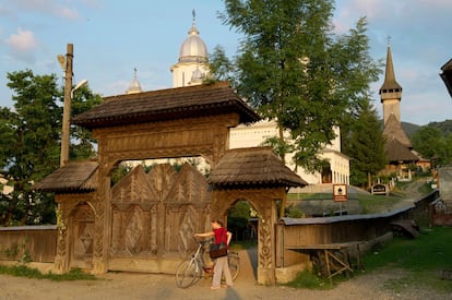 Botiza es un pueblo del distrito de Maramures, al norte de Rumania, muy conocido por sus alfombras de lana hechas a mano. Tiene su iglesia (en la foto) y las casas típicas de la región, con techos de teja y enormes puertas talladas con ornamentos: soles, lobos dientes y rollos de cuerda para la protección de la familia. Estas características viviendas albergan una comunidad campesina que corta los campos a mano, con guadañas, recolecta el heno con horcas de madera y utiliza los caballos y los carros como principal medio de transporte. Una postal que invita a experimentar un viaje en el tiempo.