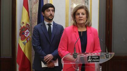 La ministra de Empleo, Fátima Bañez, junto al portavoz de Economía de Ciudadanos, Toni Roldán.