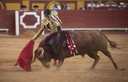 José Tomás traza un muletazo con la mano derecha.