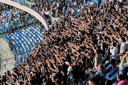 La Curva A del Nápoles es una de las más ruidosas y temidas de Europa. Aquí, el 11 de mayo en un partido de la Serie A contra el Bolonia.