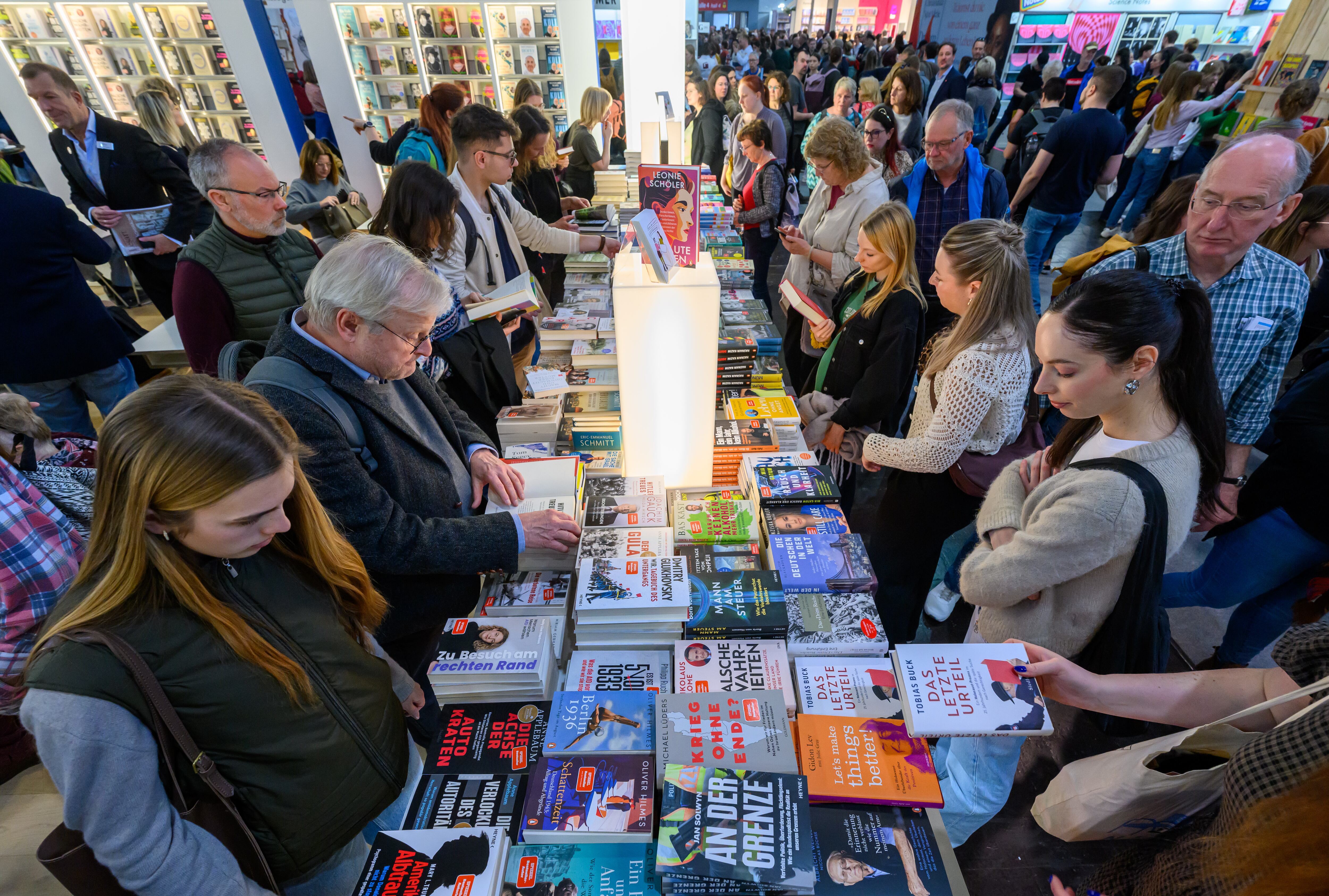 Vestimentas de diseño, fajas y marcapáginas: los libros también entran por los ojos