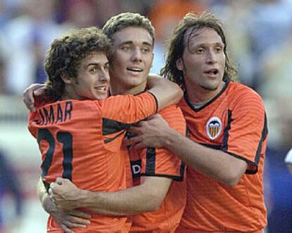 Los jugadores del Valencia Aimar, Fabio Aurelio y Rufete, tras uno de los dos goles del Valencia en Málaga.