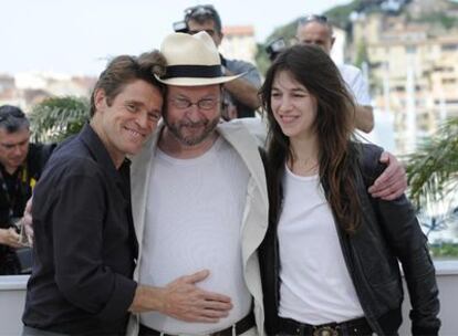Willem Dafoe, Lars von Trier y Charlotte Gainsbourg, de izquierda a derecha, ayer en Cannes.