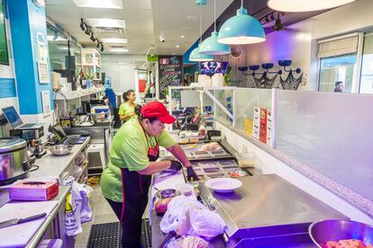 Una cocinera trabaja en un restaurante peruano en Miami Beach, Florida.