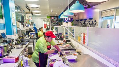 Una cocinera trabaja en un restaurante peruano en Miami Beach, Florida.