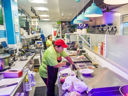 Una cocinera trabaja en un restaurante peruano en Miami Beach, Florida.