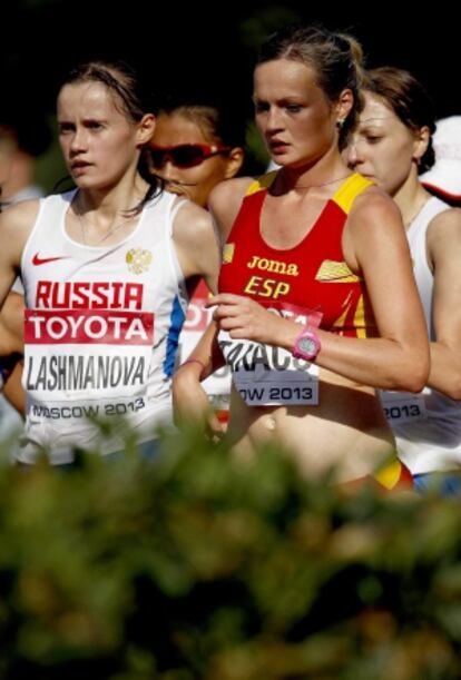 Julia Takács (d) junto a Elena Lashmanova (i), que logró el oro.
