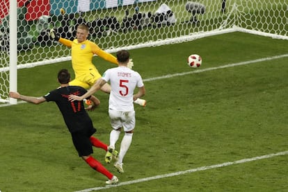 Mandzukic marca el segundo gol de Croacia ante Stones y Pickford.