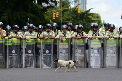 Policía de Venezuela durante una manifestación en demanda del referéndum sobre la eliminación de Presidente Nicolás Maduro en Caracas.