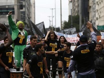 Manifesta&ccedil;&atilde;o de trabalhadores demitidos no Rio, nesta segunda.