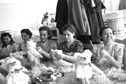 Mujeres españolas trabajan como costureras en una maquila, en una de las fotografías expuestas en Chapultepec.