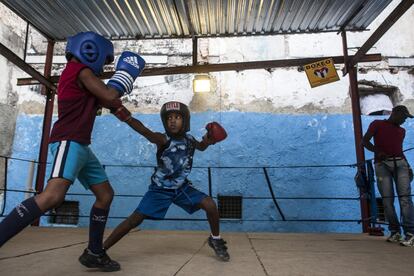 “Por desgracia, cuando los niños crecen y se convierten en adolescentes la necesidad se hace acuciante: se dedican a buscarse la vida de la calle y abandonan el boxeo”, asegura Casanova.