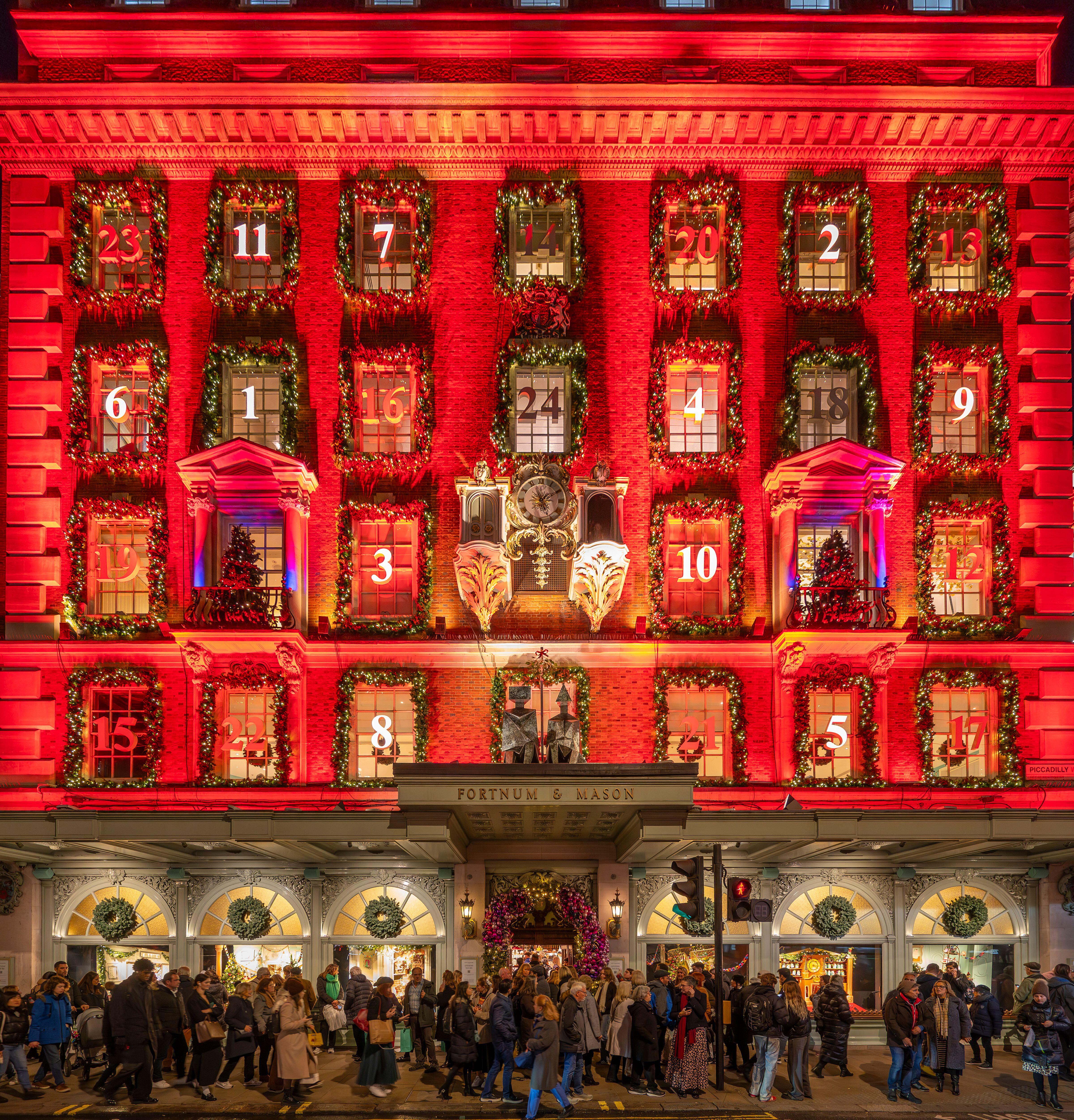 Miles de personas disfrutan de la iluminación navideña en Piccadilly Circus (Londres). 