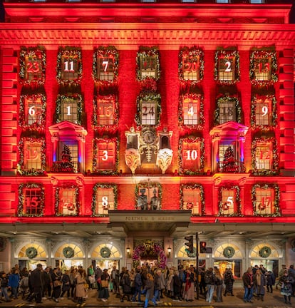 Miles de personas disfrutan de la iluminación navideña en Piccadilly Circus (Londres).
