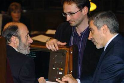 Alfredo Pérez Rubalcaba, con Joan Herrera y Gaspar Llamazares, ayer durante el pleno del Congreso.