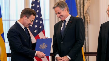 El primer ministro sueco, Ulf Kristersson, y el secretario de Estado de EE UU, Antony Blinken, este jueves en Washington, en la presentación de los documentos para hacer oficial la entrada de Suecia en la OTAN.
