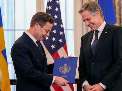 El primer ministro sueco, Ulf Kristersson, y el secretario de Estado de EE UU, Antony Blinken, este jueves en Washington, en la presentación de los documentos para hacer oficial la entrada de Suecia en la OTAN.