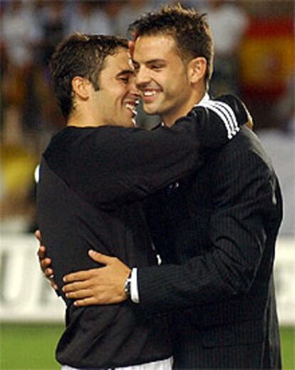 Morientes, vestido de paisano, se abraza con Raúl en el campo después de ganar el Madrid la Supercopa.