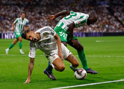 Dani Ceballos choca con Sabaly durante el Real Madrid-Betis