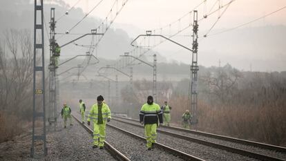 Empleados de Adif en el tramo accidental, en Castellgalí.