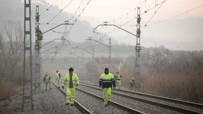 Empleados de Adif en el tramo accidental, en Castellgalí. 