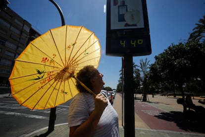 Una turista sostiene una sombrilla en la Córdoba, este miércoles en plena ola de calor.