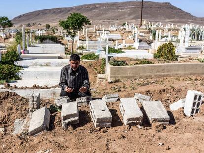 Omar Bashah reza ante la tumba de su padre, fallecido en el campo de desplazados de Heryelah a los dos días de escapar de Guta Oriental.