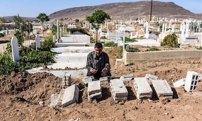 Omar Bashah reza ante la tumba de su padre, fallecido en el campo de desplazados de Heryelah a los dos días de escapar de Guta Oriental.