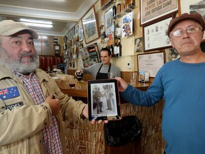 Antonio Ruiz (izquierda) y Juan Largo, muestran una foto de Handke en Soria.