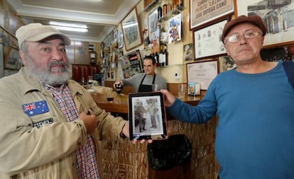 Antonio Ruiz (izquierda) y Juan Largo, muestran una foto de Handke en Soria.