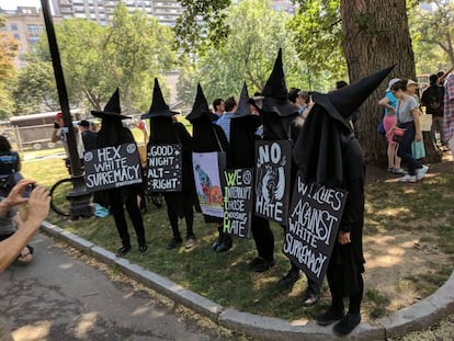 Miembros del grupo feminista W.I.T.C.H. en una manifestación en Boston en 2017.
