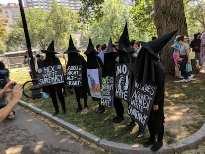 Miembros del grupo feminista  W.I.T.C.H. en una manifestación en Boston en 2017.