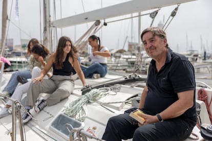 Luis García Montero y alumnas de insituto en el homenaje en barco en Cádiz por el centenario de la obra 'Marinero en tierra' de Rafael Alberti. En la imagen alumnas del IES Rafael Alberti de Cádiz durante la lectura de poemas.