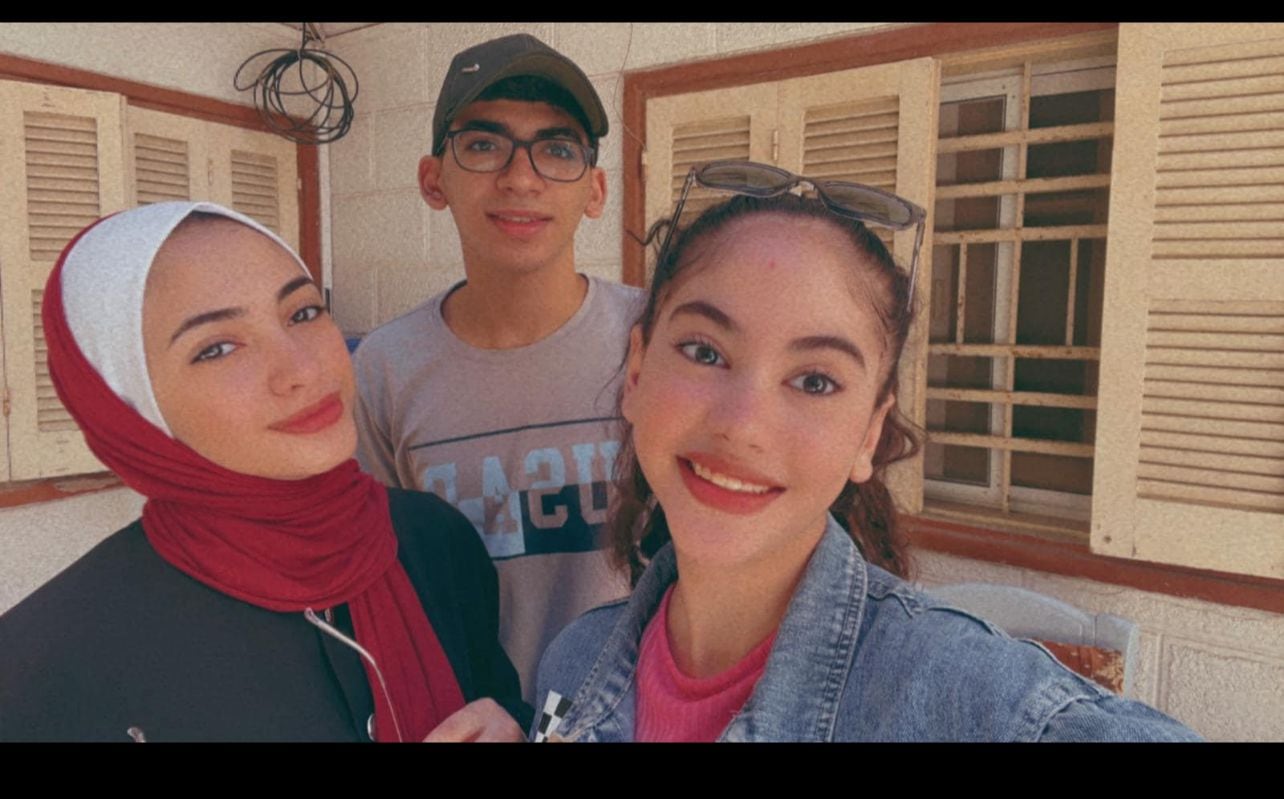 Desde la izquierda, Yara, Razan y Lara Mustaha, muertos en un bombardeo israelí. Solo Yara, la mayor, pudo ser enterrada. Sus dos hermanos desaparecieron bajo los escombros. 