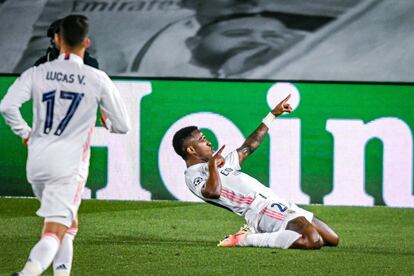 Vinicius, de rodillas, tras marcar primer gol para el Real Madrid.