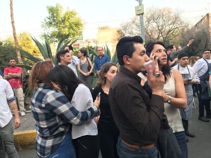 Cientos de personas permanecen en la calle a la espera de noticias en Ciudad de México tras abandonar a toda prisa sus casas y lugares de trabajo.