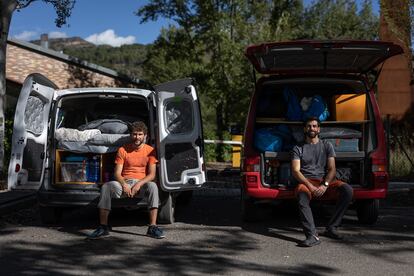 Guim Llort y Alan Ruiz, en las furgonetas donde viven mientras estudian en el centro de formación profesional de deportes de montaña del Pallars ICEMP.