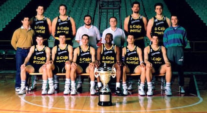 LOS CAMPEONES DEL 92. De pie (de izq. a dch.): Josele Campos, Alfonso Reyes, John Pinone, Pepu Hernández, Miguel Á. Martín, Juan Orenga y Pedro Rodríguez y Jorge Sánchez. Sentados: Pablo Martínez, Alberto Herreros, Juan Aísa, Rickie Winslow, Nacho Azofra y Juan Aguilar. También participaron, Ruiz Paz, Álex Escudero, César Rioja, Daniel Lago, Pablo Rodríguez y Gonzalo Martínez.