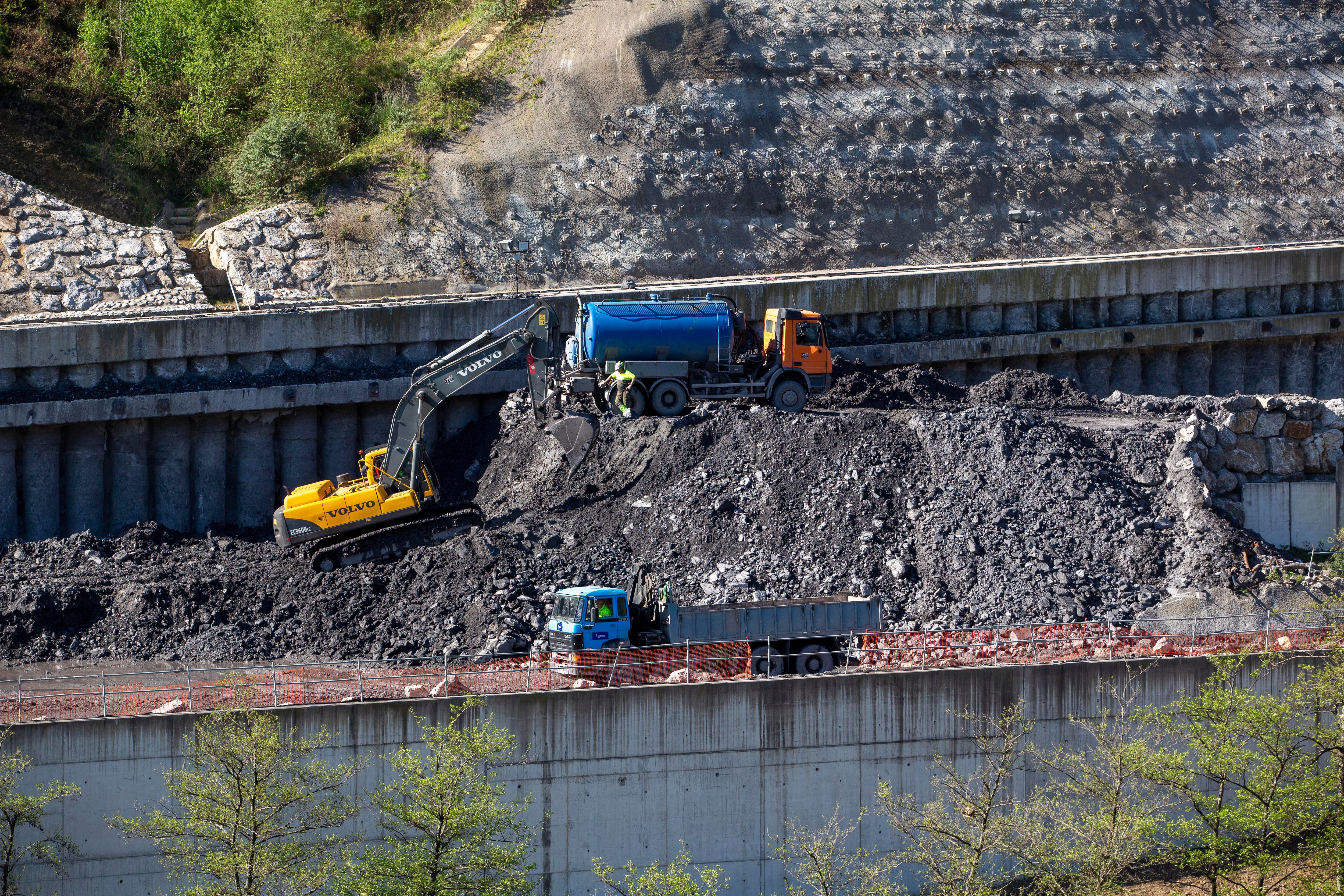 Obras para construir el trazado del AVE a Gipuzkoa, a la altura de Bergara. 