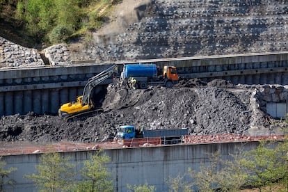 Obras para construir el trazado del AVE a Gipuzkoa, a la altura de Bergara.
