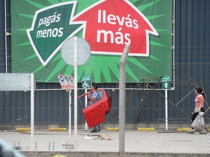 Un supermercado saqueado durante la huelga policial.