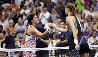 Carla Suárez y Sharapova se saludan tras la victoria de la primera en Nueva York.