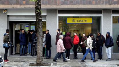 Decenas de personas hacen cola este jueves en una oficina de Correos de la capital, para poder votar por correo en las elecciones del próximo 28A.