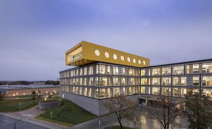 El edificio que la juguetera acaba de inaugurar constituye la primera fase de su nuevo campus de Billund, que prevé terminar en 2021. Diseñado por C.F. Moller Architects, el campus ocupará 54.000 metros cuadrados y acogerá a más de 2.000 empleados de la empresa.