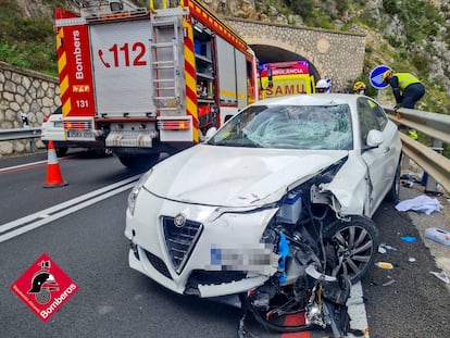 Imagen del estado de uno de los coches del accidente en el que murió un ciclista este domingo en Calpe.