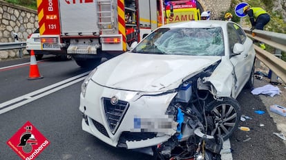 Imagen del estado de uno de los coches del accidente en el que murió un ciclista este domingo en Calpe.