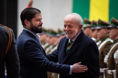 Gabriel Boric saluda a Luiz Inácio da Silva durante la visita oficial del presidente brasileño, el 5 de agosto en el Palacio de La Moneda, en Santiago, Chile.