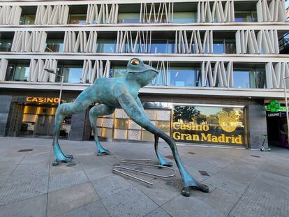 La Rana de la Fortuna, la escultura gigante que simboliza el 'kitsch' madrileño (Paseo de la Castellana a la altura de la Plaza de Colón).