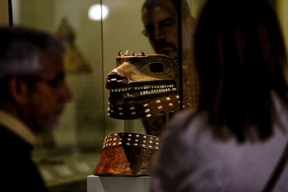 Casco y collera que representa a un lobo. Madera, concha y crin. Costa Noroeste de América del Norte. Utilizados como armaduras para la guerra. Es un animal totémico que representaba, de una manera simbólica, la división que había en la sociedad. Las dos fueron recogidas en expediciones españolas en la segunda mitad del siglo XVIII.