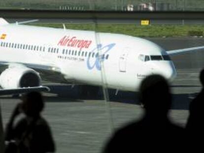 Un avión de Air Europa rueda por la plataforma del aeropuerto de Tenerife Norte. EFE/Archivo
